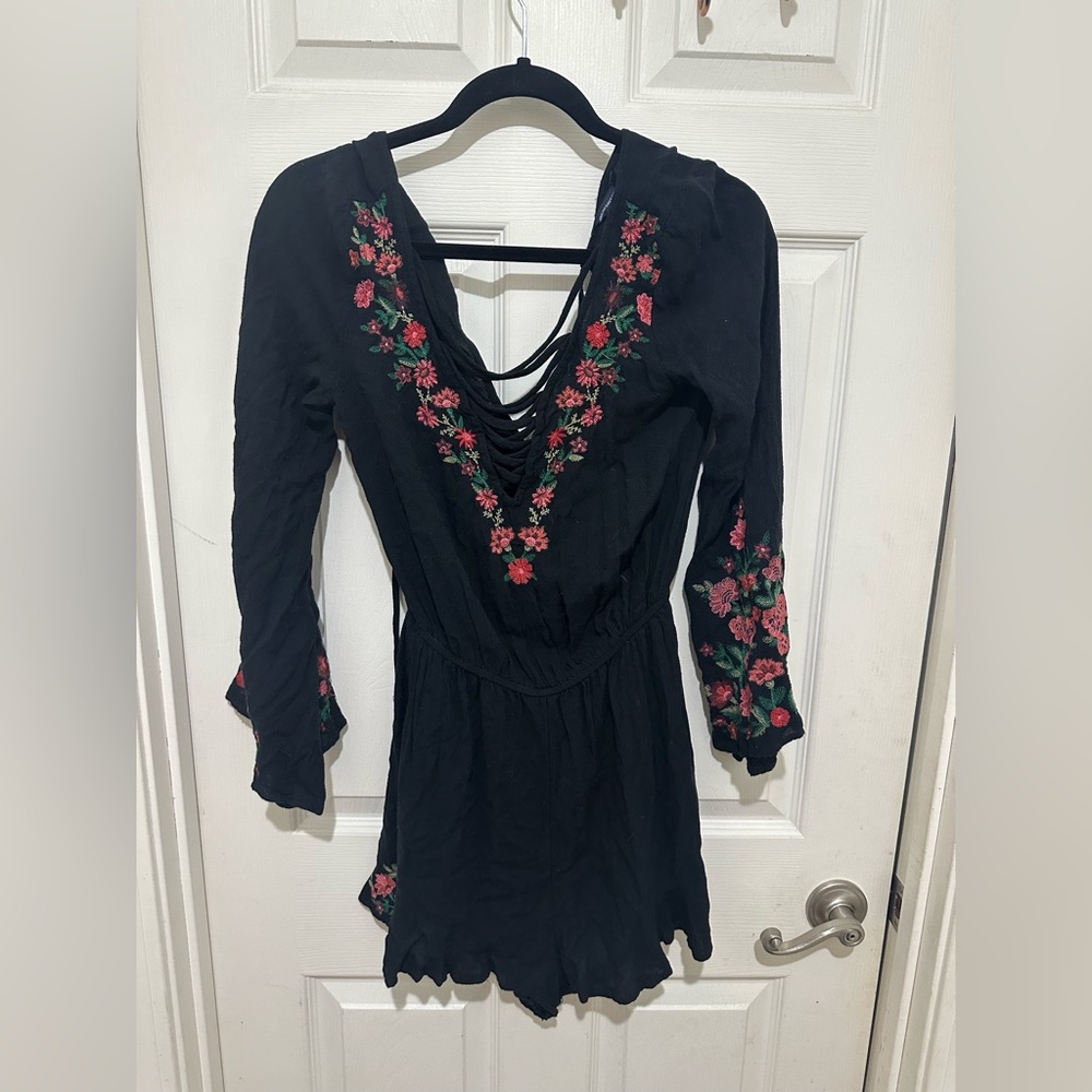 American eagle romper with pockets and floral embroidery flare sleeves size s